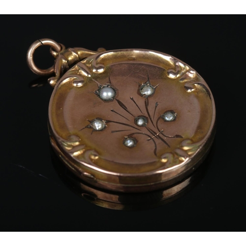 326 - An Edwardian 9ct Gold front and back pearl set locket. Total weight: 6.6g.