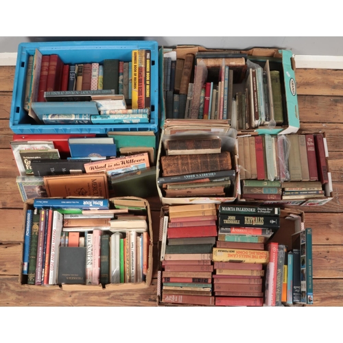 425 - A large collection of books. Includes antique examples, etc.