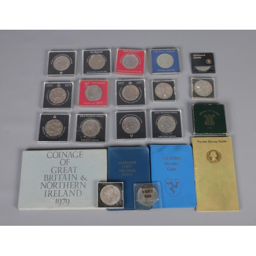 104 - A tray of British commemorative crowns along with Isle of Man decimal coin set, Britain's First Deci... 