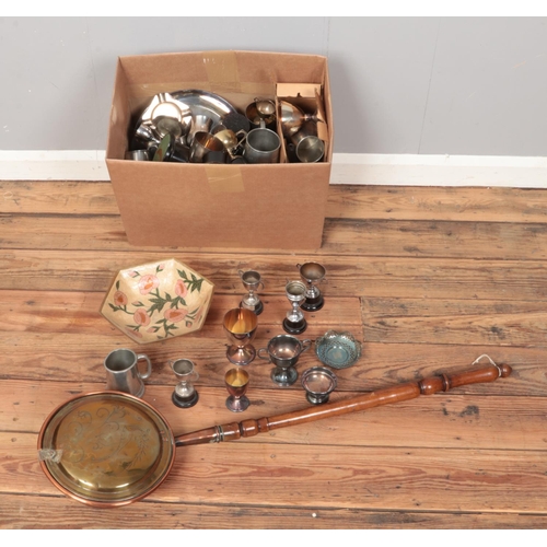 157 - A box of assorted metalwares to include brass, silver plate, copper bed pan, etc.