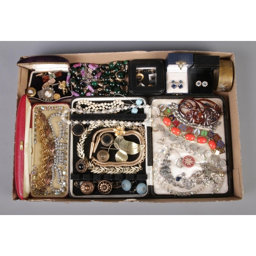 84 - A tray of assorted costume jewellery, to include large leaf brooch, beaded necklaces, 10 cent bracel... 