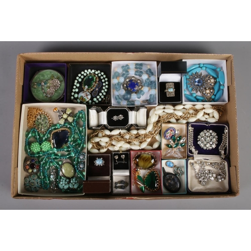 88 - A tray of assorted vintage costume jewellery, to include micro-mosaic brooch, Austrian dress ring, d... 