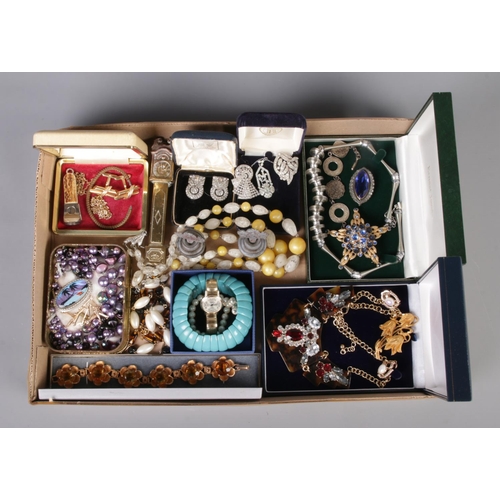 90 - A quantity of costume jewellery, containing statement necklaces, bone handled cigar cutter, large st... 