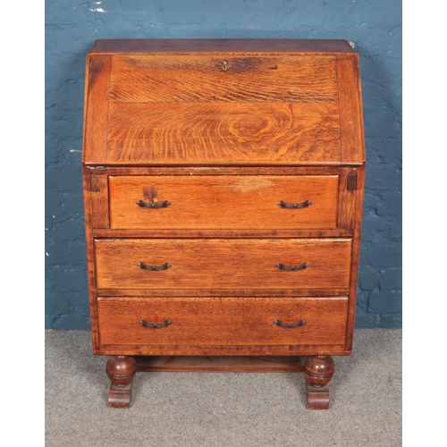 444 - 1930's oak bureau with three drawers.

Hx99cm
Wx73cm
Dx40cm