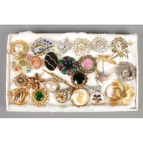 120 - A tray of costume jewellery brooches and scarf clips. Includes Sarah Cov, Miracle etc.