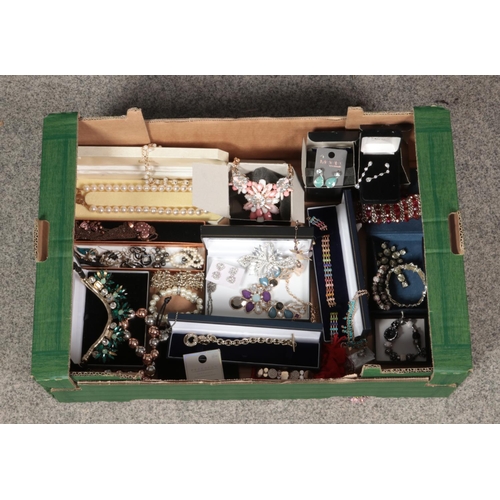 194 - A box of assorted costume jewellery to include necklaces, bracelets, earrings, etc.