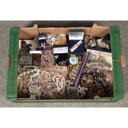 197 - A box of assorted costume jewellery to include simulation pearls, necklaces, earrings, brooches, etc... 