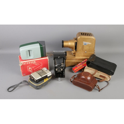 208 - A quantity of vintage cameras including a Kershaw eight-20, Kodak Retinette and other examples by Ko... 