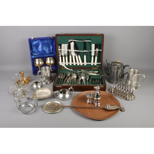 228 - A collection of metalwares including silver plate items, a canteen of cutlery, brass goblets and mor... 