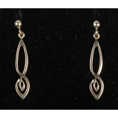 340 - A pair of 9ct gold drop earrings. Drop 2.5cm. 1.65g.