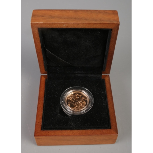 352 - An Elizabeth II 2015 proof sovereign, in Royal Mint box. 7.9g