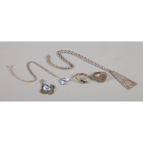 355 - A collection of assorted silver and white metal jewellery, to include ingot pendant on chain, set wi... 