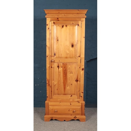 468 - Single modern pine wardrobe with plinth top and single draw to bottom.

Height 201.5cm
Width 76cm
De... 