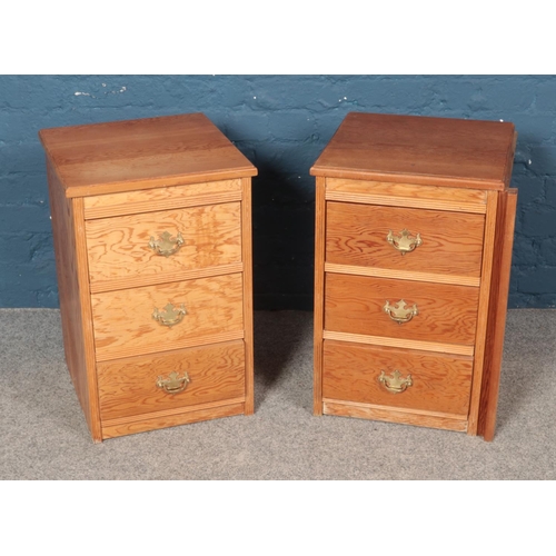 334 - A pair of pine bedside tables with brass Georgian style handles.

Height 61cm
Width 41cm
Depth 43cm