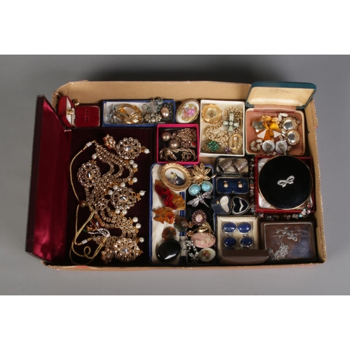 100 - A tray of vintage and modern costume jewellery and collectables to include yellow metal jewellery su... 