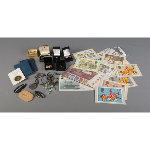 118 - A mix of collectables including a small collection of coins, stamps including Harry Potter examples,... 