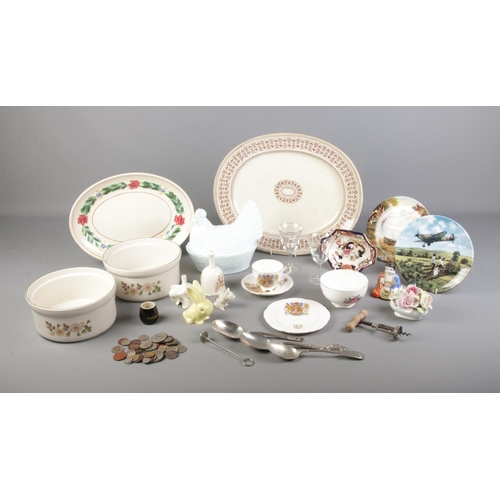 139 - A box of mixed ceramics and collectable items including, Masons, Charnwood and Sappho plates, chicke... 