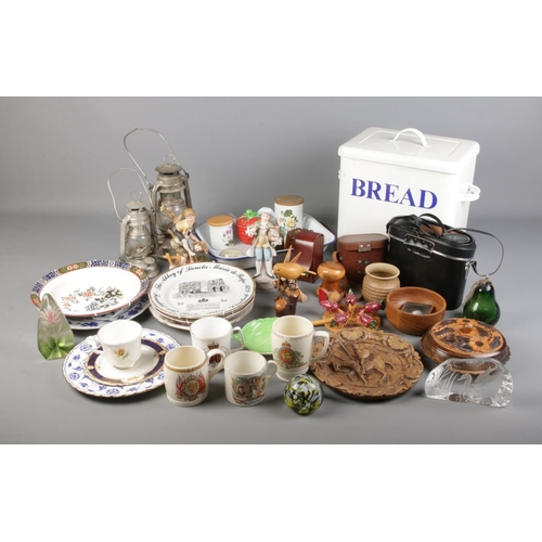 145 - An assortment of collectables including mason's, Spodes and other commemorative/collectable plates, ... 