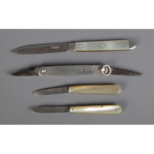 250 - Two silver handled fruit knives along with two silver bladed, mother of pearl example. Hallmarked: S... 