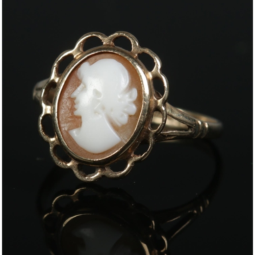 255 - A 9ct cameo ring featuring portrait of a maiden. Size J 1/2, 1.6g.