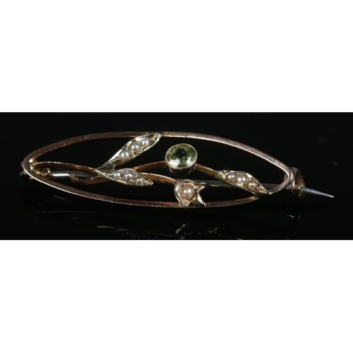 273 - A 9ct gold peridot and seed pearl brooch. Total weight 2g.