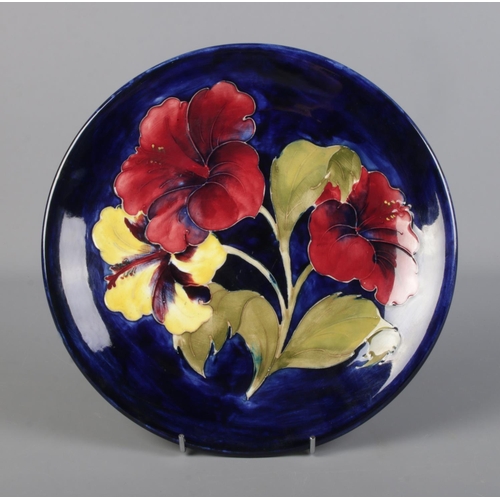 287 - A Moorcroft Pottery cobalt blue hibiscus design plate.

Diameter 26cm