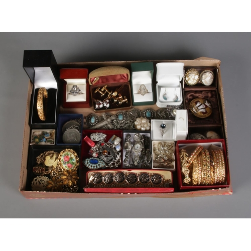 98 - A tray of vintage and modern costume jewellery to include silver ring, yellow metal bangles, floral ... 