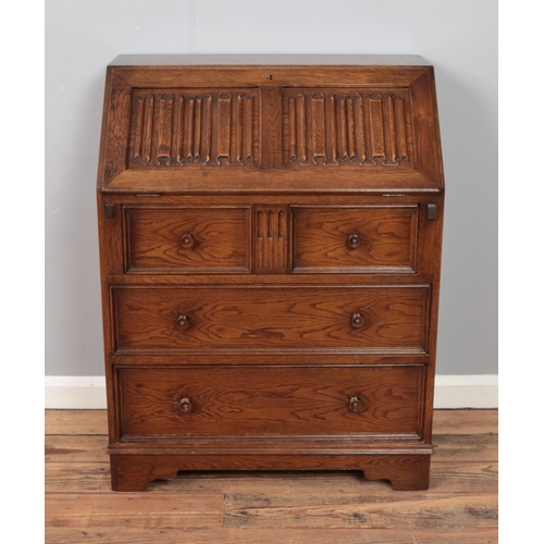 321 - A mid 20th century oak bureau.
Hx100cm
Wx77cm
Dx44cm