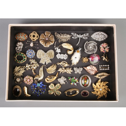 69 - A tray of approximately forty-five costume jewellery brooches, including pheasants foot, insect, flo... 