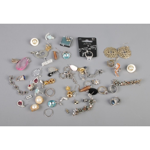 8 - A small quantity of costume jewellery to include mostly earrings and rings.