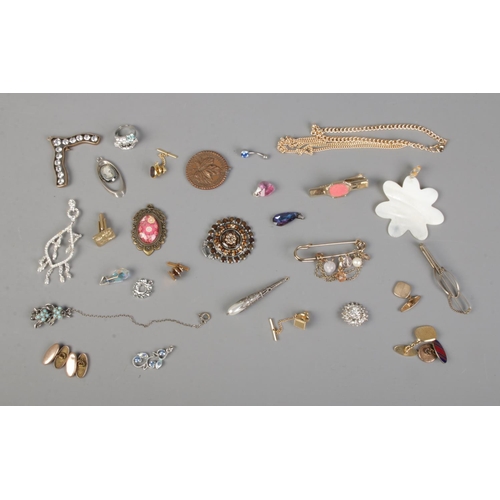 101 - A collection of assorted costume jewellery pendant, scarf clips, tie tacks and cufflinks. To include... 