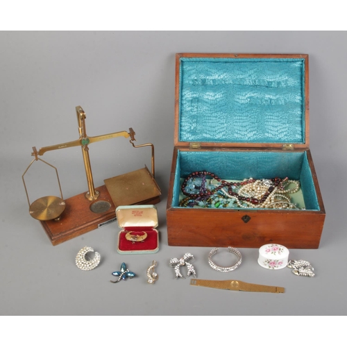 114 - A box of assorted costume jewellery to include simulation pearls, ladies Accurist 21 Jewels ladies w... 