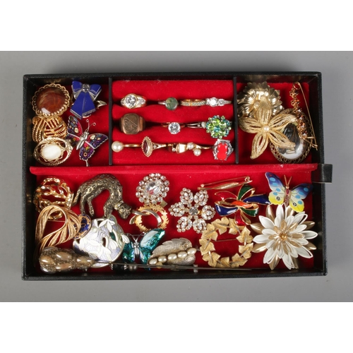 119 - A tray of costume jewellery to include rings, brooches, hat pins and scarf rings. Examples include b... 