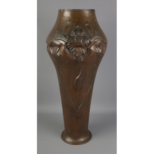 126 - A large art nouveau copper vase 

Hx61cm