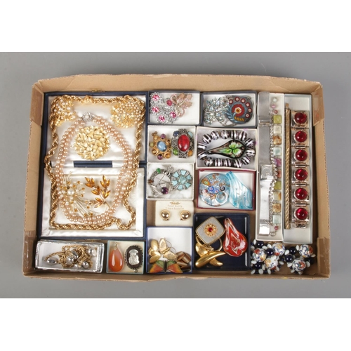 144 - A tray of vintage costume jewellery to include yellow metal jewellery, necklaces, brooches, etc.