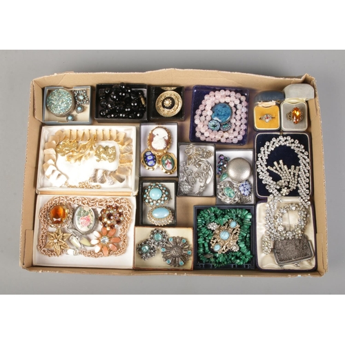 146 - A tray of vintage costume jewellery to include rings, necklaces, brooches, etc.