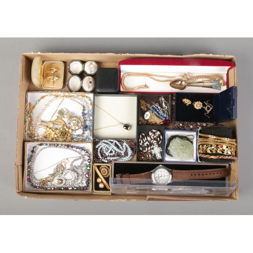 148 - A tray of vintage costume jewellery to include rings, necklaces, brooches, watch etc.