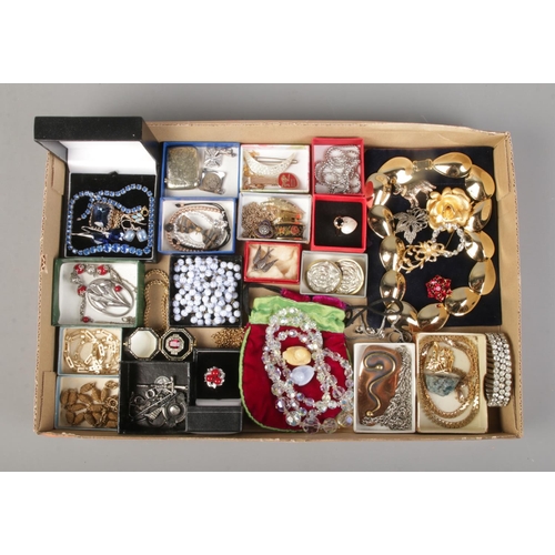 150 - A tray of vintage costume jewellery to include rings, necklaces, brooches, etc.