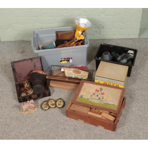 194 - A quantity of mixed collectables including anglepoise lamp, gas mask, various artist equipment, vari... 