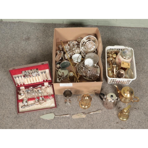 211 - A box of assorted brass and silver plate to include Sheffield canteen of cutlery, teapot, horse bras... 