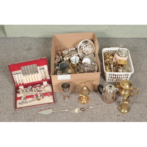 211 - A box of assorted brass and silver plate to include Sheffield canteen of cutlery, teapot, horse bras... 