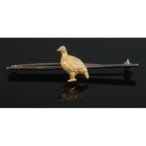 369 - An early twentieth century 9ct gold bar brooch, mounted with 15ct Gold pheasant to the center. Total... 