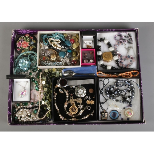 81 - A tray of vintage costume jewellery, to include micro-mosaic brooch, beaded necklaces, Stratton pill... 