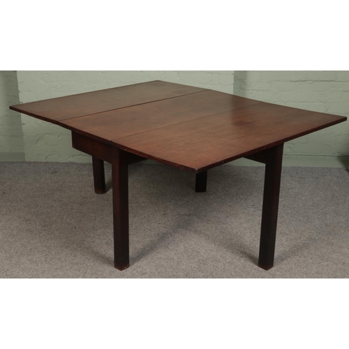 495 - A large mahogany drop leaf dining table. (72cm x 152cm x 122cm) when full extended.