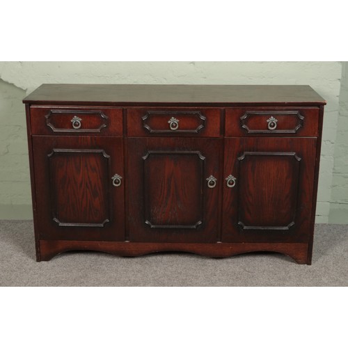 531 - A nice oak sideboard with three drawers over three doors.

Hx82cm
Wx137cm
Dx41cm