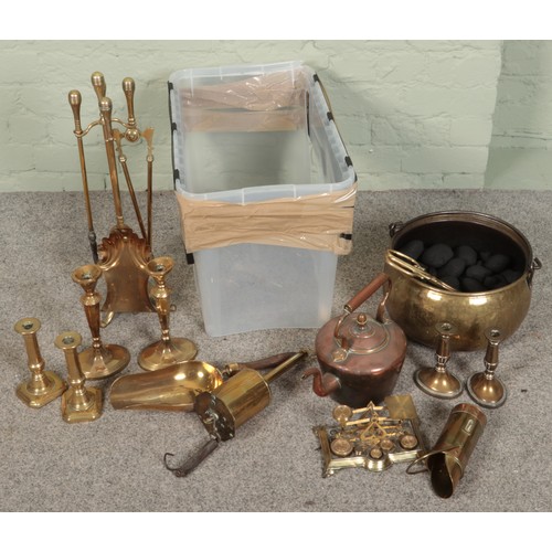 172 - A box of metalwares. Includes brass cauldron, Salter's clockwork spit, copper kettle, candlesticks, ... 