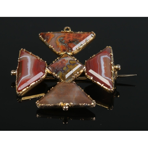 111 - A rare George III gold and agate Maltese cross brooch/pendant. 3.6cm x 3.6cm. 7.7g.