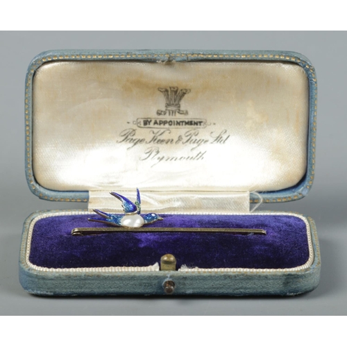 114 - A 15ct gold bar brooch surmounted with a blister pearl and enamel bird. 3.42g.