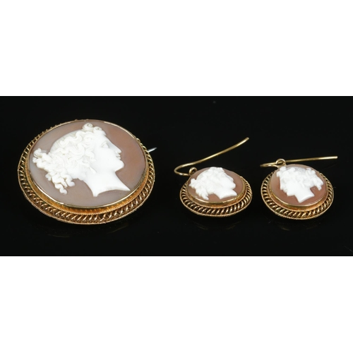 118 - An 18ct gold cameo jewellery suite in fitted box, consisting of brooch and pair of drop earrings. Di... 