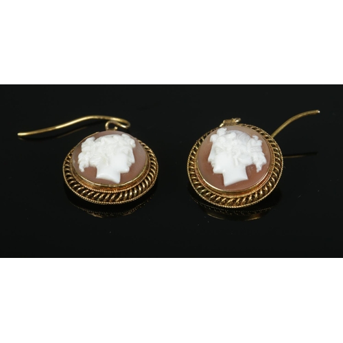 118 - An 18ct gold cameo jewellery suite in fitted box, consisting of brooch and pair of drop earrings. Di... 